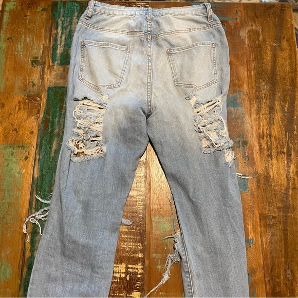 Super Distressed Light Wash Jeans - Picture 5 of 5